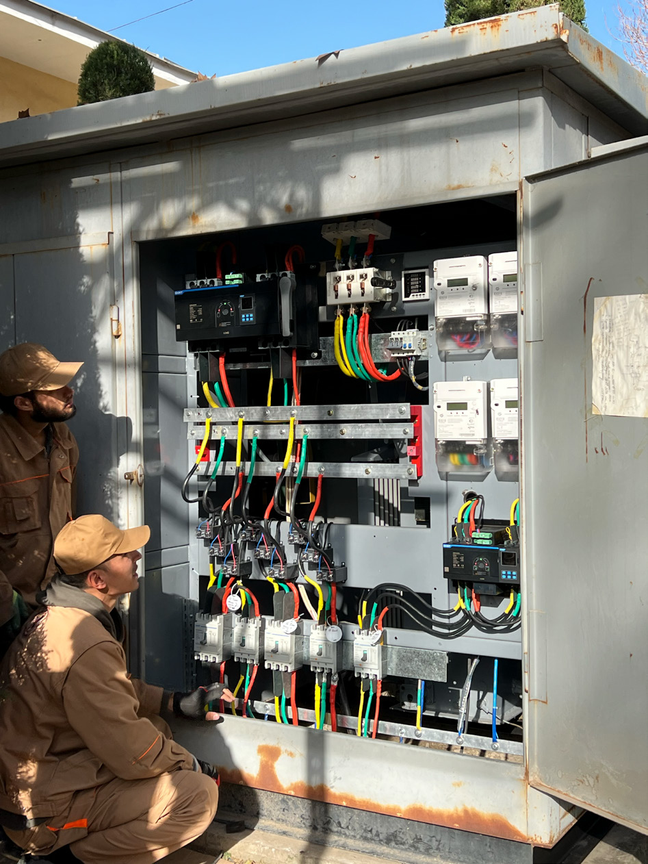 Специалисты TGI монтируют электрощитовое оборудование